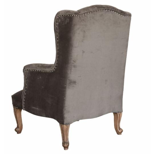 kastely villa berendezes klasszikus nappali butor magas tuzott feheritett falab szurke barsony fulesfotel fules fotel cottage elegans country.jpg